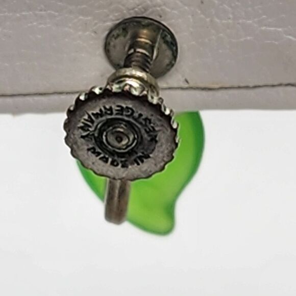 HP! Vintage West Germany White Daisy Screw On Earrings - Picture 5 of 5
